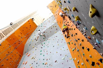 تسلق الجدار الصخري تسلق الجدار الصخري