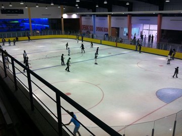 التزلج على الجليد وبولينج التزلج على الجليد وبولينج